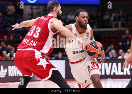 Milan, Italie. 2 novembre 2023. Italie, Milan, novembre 2 2023 : Jordan Loyd (Monaco) se bat pour le ballon au 3e quart-temps lors du match de basket EA7 Emporio Armani Milan vs AS Monaco, Euroleague 2023-24 round 6 (crédit image : © Fabrizio Andrea Bertani/Pacific Press via ZUMA Press Wire) USAGE ÉDITORIAL UNIQUEMENT! Non destiné à UN USAGE commercial ! Banque D'Images