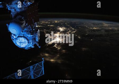 États-Unis. 26 octobre 2023. Cette vue nocturne de la Station spatiale internationale montre les lumières de la ville du nord-est des États-Unis et les grandes zones urbaines, y compris long Island, New York, Philadelphie, Pennsylvanie, et Washington, DC le laboratoire orbital s'élevait à 262 miles au-dessus de l'État de Pine Tree dans le Maine au moment de cette photo. Crédit : NASA/ZUMA Press Wire/ZUMAPRESS.com/Alamy Live News Banque D'Images