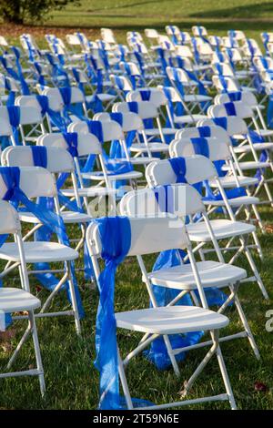 West Bloomfield, Michigan, États-Unis. 3 novembre 2023. Temple Shir Shalom a disposé 220 chaises blanches avec des rubans bleus, chaque chaise représentant l'un des otages israéliens et étrangers détenus par le Hamas à Gaza. Crédit : Jim West/Alamy Live News Banque D'Images