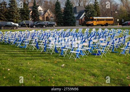 West Bloomfield, Michigan, États-Unis. 3 novembre 2023. Temple Shir Shalom a disposé 220 chaises blanches avec des rubans bleus, chaque chaise représentant l'un des otages israéliens et étrangers détenus par le Hamas à Gaza. Crédit : Jim West/Alamy Live News Banque D'Images