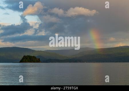 Arc-en-ciel dans le béatiful Haida Gwaii en Colombie-Britannique, Canada. Banque D'Images