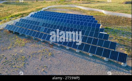 Rangées de panneaux solaires montés sur pieux en béton. Énergie verte Banque D'Images