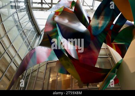 Acrylique de Katharina grosse sur CANYON en aluminium de 2022 à la Fondation Louis Vuitton à Paris, France Banque D'Images