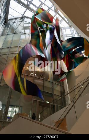 Acrylique de Katharina grosse sur CANYON en aluminium de 2022 à la Fondation Louis Vuitton à Paris, France Banque D'Images