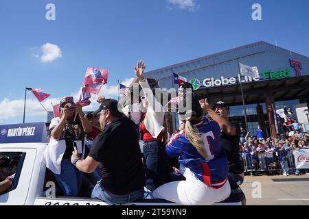 Arlington, Texas, États-Unis. 4 novembre 2023. Arlington, Texas, États-Unis : Martin Perez, lanceur des Texas Rangers, participe au défilé célébrant leur championnat de la série mondiale 2023 dans les rues du quartier des divertissements d'Arlington et devant le Globe Life Field le vendredi 3 novembre 2023. (Image de crédit : © Javier Vicencio/eyepix via ZUMA Press Wire) USAGE ÉDITORIAL SEULEMENT! Non destiné à UN USAGE commercial ! Banque D'Images
