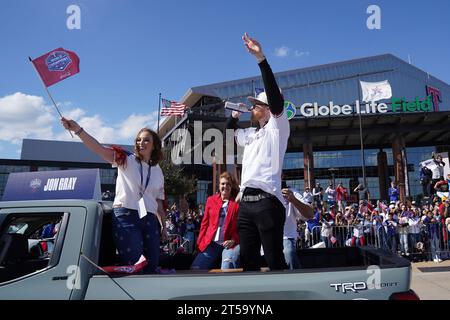 Arlington, Texas, États-Unis. 4 novembre 2023. Arlington, Texas, États-Unis : Jon Gray, lanceur des Texas Rangers, participe à la parade célébrant leur Championnat de la série mondiale 2023 dans les rues du quartier des divertissements d'Arlington et devant le Globe Life Field le vendredi 3 novembre 2023. (Image de crédit : © Javier Vicencio/eyepix via ZUMA Press Wire) USAGE ÉDITORIAL SEULEMENT! Non destiné à UN USAGE commercial ! Banque D'Images