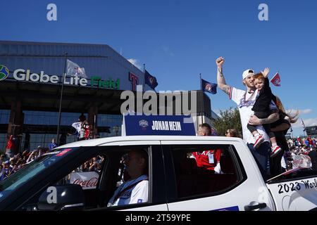 Arlington, Texas, États-Unis. 4 novembre 2023. Arlington, Texas, États-Unis : Jonah Heim, receveur des Texas Rangers, participe à la parade célébrant leur championnat de la série mondiale 2023 dans les rues du quartier des divertissements d'Arlington et devant le Globe Life Field le vendredi 3 novembre 2023. (Image de crédit : © Javier Vicencio/eyepix via ZUMA Press Wire) USAGE ÉDITORIAL SEULEMENT! Non destiné à UN USAGE commercial ! Banque D'Images