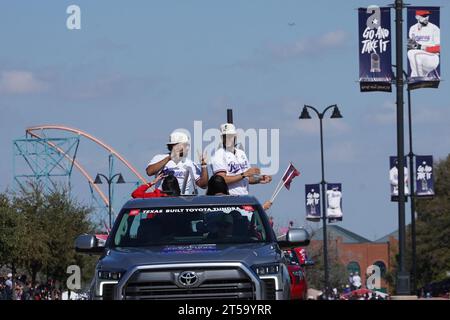 Arlington, Texas, États-Unis. 4 novembre 2023. Arlington, Texas, États-Unis : deux joueurs des Texas Rangers, participent au défilé célébrant leur championnat de la série mondiale 2023 dans les rues du quartier des divertissements d'Arlington et devant le Globe Life Field le vendredi 3 novembre 2023. (Image de crédit : © Javier Vicencio/eyepix via ZUMA Press Wire) USAGE ÉDITORIAL SEULEMENT! Non destiné à UN USAGE commercial ! Banque D'Images
