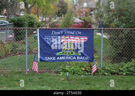 Don't Tread on Trump Prenez l'Amérique en arrière avec un drapeau de serpent à sonnette sur la clôture à des Plaines, Illinois Banque D'Images