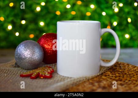 Tasse à café blanc vierge avec fond festif Banque D'Images