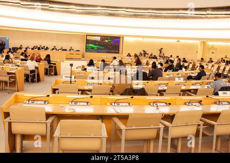 Genève, Suisse. 03 novembre 2023. Vue d'ensemble d'une réunion pratiquement vide du Forum social du Conseil des droits de l'homme des Nations Unies sous la présidence de l'ambassadeur du régime iranien, Ali Bahreini, au Palais des Nations à Genève. La plupart des membres du Conseil ont boycotté la session en ne participant pas. Crédit : SOPA Images Limited/Alamy Live News Banque D'Images