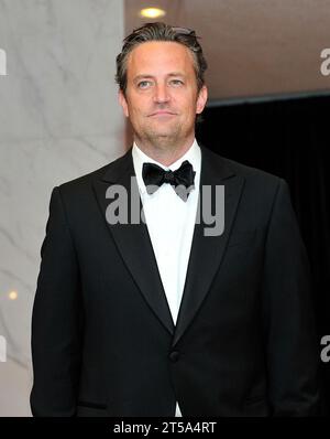 Washington, Vereinigte Staaten. 27 avril 2013. Matthew Perry arrive pour le dîner annuel 2013 de l'Association des correspondants de la Maison Blanche à l'hôtel Washington Hilton le samedi 27 avril 2013. Crédit : Ron Sachs/CNP. (RESTRICTION : PAS DE journaux ou journaux de New York ou du New Jersey dans un rayon de 75 miles de New York City) crédit : dpa/Alamy Live News Banque D'Images