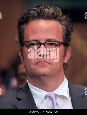 L'acteur Matthew Perry écoute l'acteur Martin Sheen témoigner lors d'une audience devant le comité sénatorial des États-Unis sur le sous-comité judiciaire sur la criminalité et le terrorisme sur "les tribunaux de traitement des drogues et des anciens combattants : la recherche de solutions rentables pour protéger la sécurité publique et réduire la récidive" à Washington, DC, le mardi 19 juillet 2011.crédit : Ron Sachs/CNP Banque D'Images