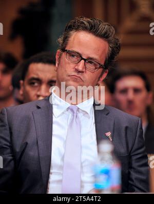 L'acteur Matthew Perry écoute l'acteur Martin Sheen témoigner lors d'une audience devant le comité sénatorial des États-Unis sur le sous-comité judiciaire sur la criminalité et le terrorisme sur "les tribunaux de traitement des drogues et des anciens combattants : la recherche de solutions rentables pour protéger la sécurité publique et réduire la récidive" à Washington, DC, le mardi 19 juillet 2011.crédit : Ron Sachs/CNP Banque D'Images