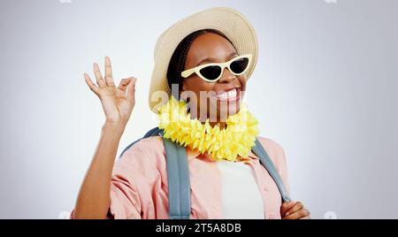 Lunettes de soleil, femme noire et mains ok pour parfait, portrait et studio isolé sur fond blanc maquette. Visage, sourire ou personne avec signe OK Banque D'Images