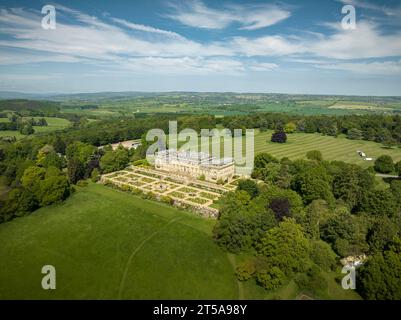 Prise de vue par drone du chef-d'œuvre néoclassique et de la maison de campagne géorgienne, Harewood House. L'une des demeures seigneuriales les plus spectaculaires d'Angleterre. Banque D'Images