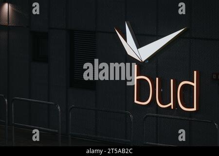 Un terminal d'aéroport la nuit à Budapest, Hongrie Banque D'Images