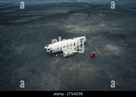 Épave militaire abandonnée d'avion DC 3 sur la plage de sable noir de Solheimasandur en Islande Banque D'Images