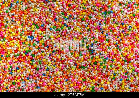 ingrédients de confiserie saupoudrages arc-en-ciel, saupoudrage de texture de bonbons arc-en-ciel multicolores pour diverses garnitures Banque D'Images