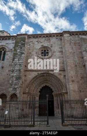 Portail sud de l'église Santa Maria Magdalena, située à Zamora, Espagne. C'est un temple roman construit entre les 12e et 13e siècles Banque D'Images