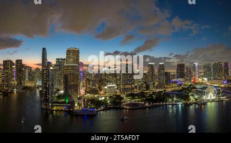 Vue depuis le dessus des gratte-ciel lumineux dans le quartier du centre-ville de Miami Brickell en Floride, États-Unis. La mégapole américaine avec Banque D'Images