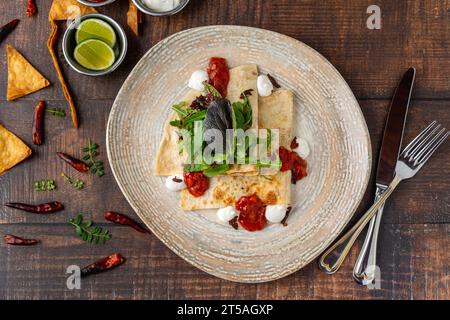 Molotes de nourriture mexicaine avec des sauces sur la table en bois Banque D'Images