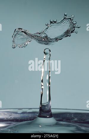 deux gouttes d'eau entrent en collision et provoquent une éclaboussure avec couronne et pointes Banque D'Images