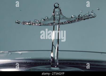 deux gouttes d'eau entrent en collision et provoquent une éclaboussure avec couronne et pointes Banque D'Images