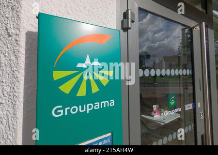 Bordeaux , France - 10 31 2023 : logo Groupama marque façade verte et signe de texte chaîne d'immeuble de bureaux de l'agence d'assurance française Banque D'Images