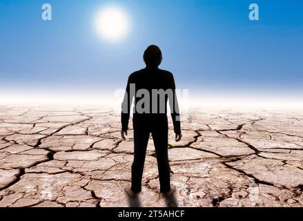 Homme debout sur la terre fissurée, image conceptuelle composite Banque D'Images