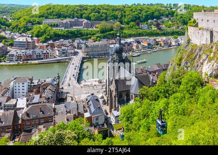Vue aérienne de la ville de Dinant par une belle journée d'été, Belgique. Banque D'Images