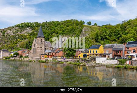 Eglise paroissiale près de la Meuse dans le quartier Saint Paul, Dinant en Belgique. Banque D'Images