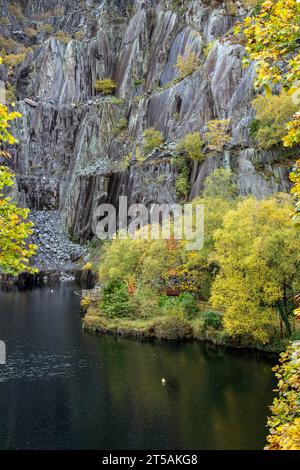 Carrière de Vivian, une ancienne carrière d'ardoise aujourd'hui inondée d'eau près de Llanberis à Snowdonia. Banque D'Images