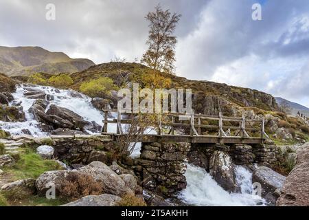 La passerelle traversant le MCG Idwal tombe de la vallée d'Ogwen à Snowdonia, au nord du pays de Galles. Banque D'Images