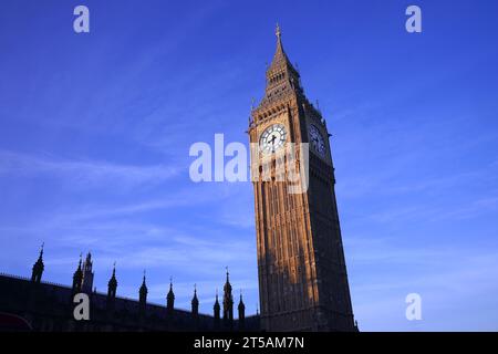 Photo de dossier datée du 23/01/2023 de la tour Elizabeth, connue sous le nom de Big Ben à Londres. Le son des bongs de Big Ben reviendra sur BBC radio 4 la semaine prochaine après n'avoir pas été entendu en direct sur la station depuis la Saint-Sylvestre 2022. Le carillon du célèbre monument sur radio 4 avait été largement interrompu pendant que des travaux de conservation avaient lieu sur la tour Elizabeth. Les travaux ont commencé en 2017. Des « bongs » enregistrés ont été utilisés pour marquer la programmation du réseau et parfois des carillons en direct ont été utilisés pour des événements spéciaux, tels que le dimanche du souvenir. Date d'émission : samedi 4 novembre 2023. Banque D'Images