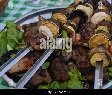 viande grillée avec légumes. Viande barbecue grillée mélangée avec des légumes. Banque D'Images