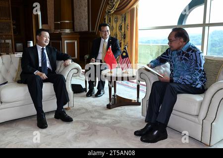 Kuala Lumpur, Malaisie. 2 novembre 2023. Le Premier ministre malaisien Anwar Ibrahim rencontre Wang Xiaohong, conseiller d’État chinois et ministre de la sécurité publique, à Putrajaya, en Malaisie, le 2 novembre 2023. Crédit : Cheng Yiheng/Xinhua/Alamy Live News Banque D'Images