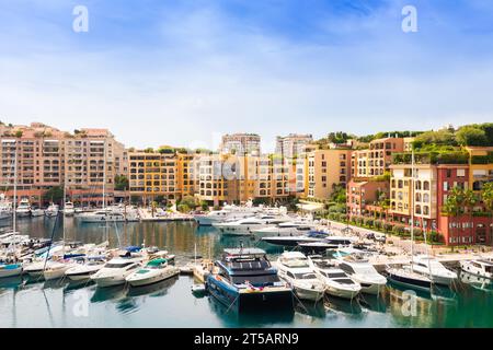 Port de Fontvieille, Monte Carlo - 17 août 2023 : paysage urbain avec yachts du deuxième port de Montecarlo Banque D'Images