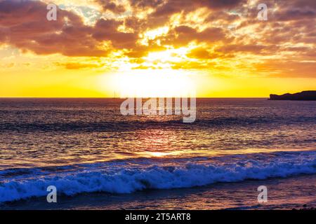 Coucher de soleil sur l'Opcean à Fuerteventura, Îles Canaries, Espagne . Magnifique coucher de soleil sur la mer. Composition marine et couleurs vibrantes. Banque D'Images