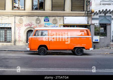 Bucarest, Roumanie, 7 novembre 2021: Vieux rétro orange vif Volkswagen classique monospace combi ou microbus garés une rue dans une journée ensoleillée d'automne Banque D'Images