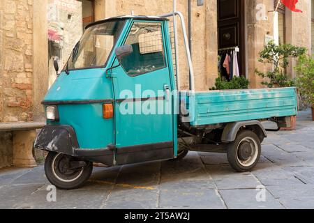 Une camionnette italienne Piaggo APE à trois roues bleu clair Banque D'Images