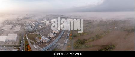 Image par drone de la zone industrielle de la ville de Moerfelden-Walldorf, dans le sud de la Hesse, le matin en automne avec du brouillard au sol Banque D'Images