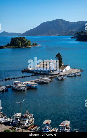 Vue du monastère Saint de Panagia Vlacherna depuis Kanoni, Kerkyra, Corfou, Grèce Banque D'Images