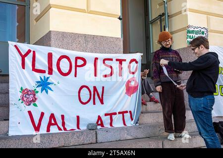 Yliopisto sur vallattu. Bannière et étudiants devant l'Université d'Helsinki lors d'une manifestation contre les coupes budgétaires à Helsinki, Finlande. Banque D'Images