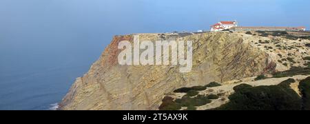 Sanctuaire de Nossa Senhora do Cabo ou Pedra Mua sur le cap Espichel avec vue sur les falaises et l'océan Atlantique. Sesimbra, Portugal Banque D'Images