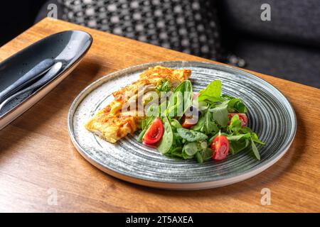 Omelette saine savoureuse à partir d'œufs bio de poulet frais avec du fromage mozzarella fondu savoureux, nourriture saine, gros plan Banque D'Images