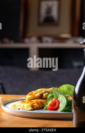 Omelette saine savoureuse à partir d'œufs bio de poulet frais avec du fromage mozzarella fondu savoureux, nourriture saine, gros plan Banque D'Images