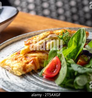 Omelette saine savoureuse à partir d'œufs bio de poulet frais avec du fromage mozzarella fondu savoureux, nourriture saine, gros plan Banque D'Images