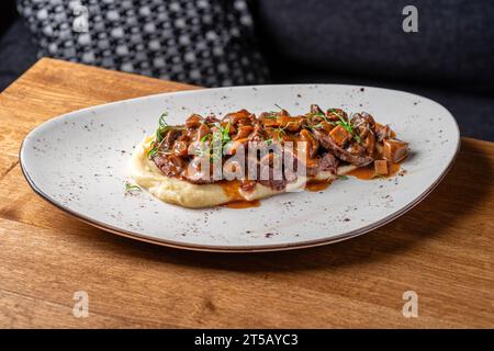 Tagliata veau avec purée de pommes de terre et champignons. Délicieux. Plat servi dans un restaurant, menu concept de nourriture. Banque D'Images