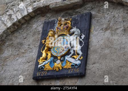 Explorez le charme intemporel d'un vieux château asiatique niché entre des murs historiques et des formations rocheuses naturelles en Amérique Banque D'Images